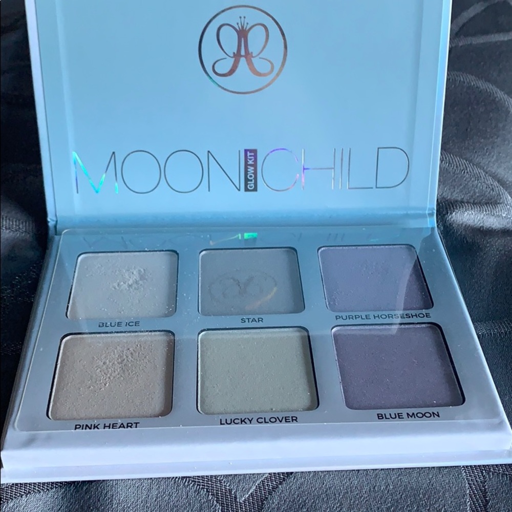 Eyeshadow palette by Anastasia